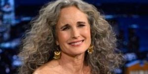 Víctor del Valle orienta integrar cabelos grisalhos com mechas finas