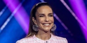 Ivete Sangalo come a casca dessa fruta baratinha e acessível