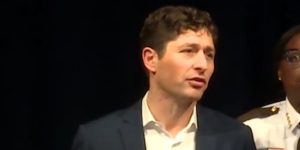 Prefeito de Minneapolis exige saída do ICE após morte de mulher