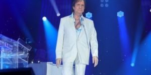 Roberto Carlos recebe neta mais nova, filha de Dudu Braga, e Sonia Abrão em show após morte de irmã Norma