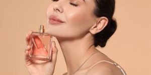 Descubra quatro perfumes que imitam La Vie Est Belle por preços baixos
