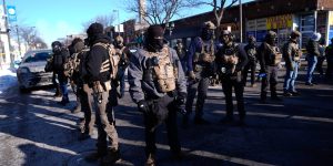 Governo dos EUA enfrenta crise após tiroteio fatal de agentes federais em Minnesota