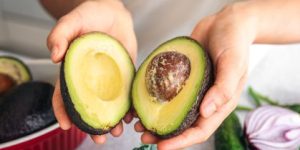 Estudo aponta que abacate ajuda a equilibrar colesterol