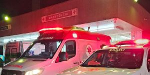 Mulher puxa volante e carro capota cinco vezes em Curitiba