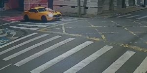 Motorista de Mustang tenta atropelar ex-companheira em Ponta Grossa