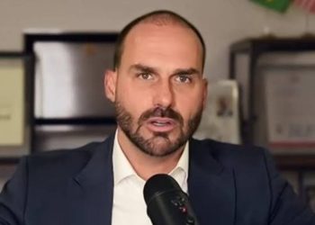 Eduardo Bolsonaro estuda passaporte especial após cassação