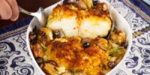 Bacalhau-dArneiro-prato-criado-pela-mae-do-proprietario-leva-grao-de-bico-cebola-confitada-ovo-picado-finalizado-com-broa-de-milho-triturada-_-Cristiano-Albano