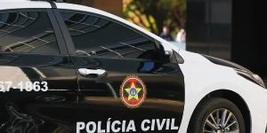 grafia colorida, lateral decarro da Polícia Civil do Rio de Janeiro ocupa centro da foto