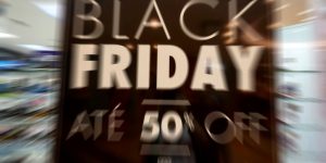 m colorida de cartaz anunciando promoção durante a Black Friday