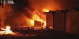 Bombeiros-combatem-incendio-apos-ataques-russos-na-regiao-de-Kiev