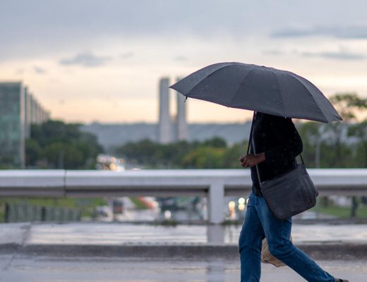Verão 2025: previsão de chuvas acima da média no Brasil