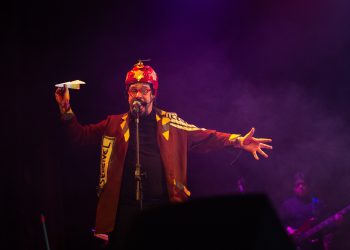 Bruce Gomlevsky, é premiado com o FITA 2024 de Melhor Ator e indicado ao Prêmio APTR (Créd. Helena Leão e Thais Andressa)2025