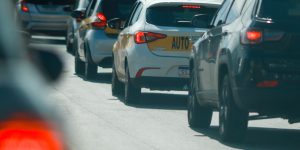 s de carros de autoescola nas ruas do DF