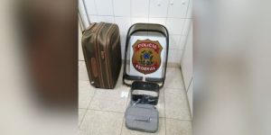 Cocaína foi encontrada dentro da mala da passageira.  • PF-RJ