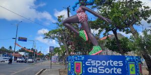 Beach club da família Vorcaro promove festa mesmo embargado