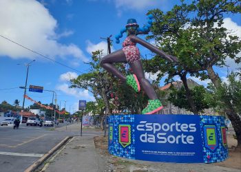 Beach club da família Vorcaro promove festa mesmo embargado