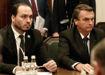 colorida de Carlos Bolsonaro e o pai, Jair Bolsonaro, ex-presidente do Brasil