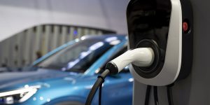 Crise dos elétricos resulta em perdas bilionárias para montadoras