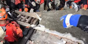 Desabamento de casa mata menina de 11 anos em Duque de Caxias