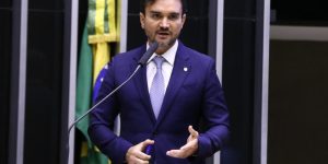 União Brasil afasta Celso Sabino do cargo de ministro