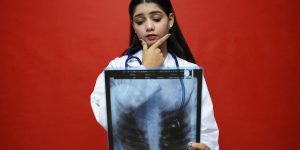 Queda de temperatura, ar seco e ambientes fechados aumentam a circulação de vírus como gripe e VSR; especialista orienta sobre sinais de alerta, prevenção e grupos mais vulneráveis