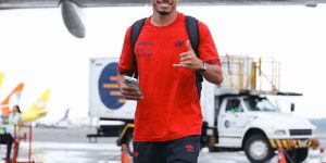 Athletico enfrenta Bragantino em meio a crise técnica