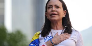 m colorida de María Corina Machado, líder da oposição na Venezuela, que defende posse de Edmundo González