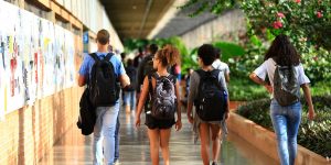 m colorida de alunos no campus da UNB