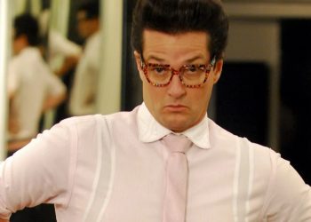 m colorida de Marcelo Serrado caracterizado como Crô