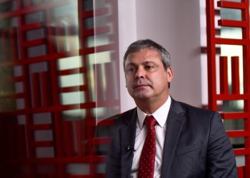 Lindbergh Farias provoca descontentamento e se afasta no colégio de líderes
