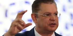 RJ), concede coletiva de imprensa no Salão Verde da Câmara