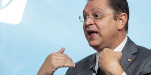 Sóstenes ironiza Lulinha e senador, afirmando não temer nada