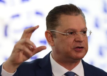 RJ), concede coletiva de imprensa no Salão Verde da Câmara