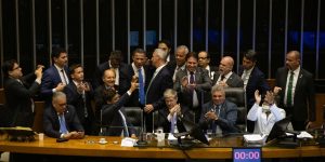 m colorida de Deputados da oposição ocupam a Mesa do Plenário da Câmara