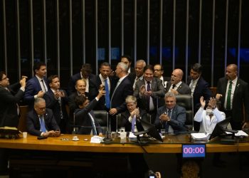 m colorida de Deputados da oposição ocupam a Mesa do Plenário da Câmara