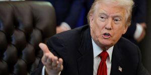 Pressões internas levam Trump a recuar sobre tarifas