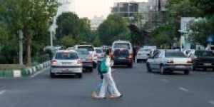 Duas-jovens-iranianas-atravessam-uma-rua-em-Teera-no-Ira.-Algumas-mulheres-e-meninas-no-Ira-aparecem-em-publico-sem-veu-sem-o-hijab-islamico