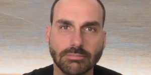 m colorida de Eduardo Bolsonaro