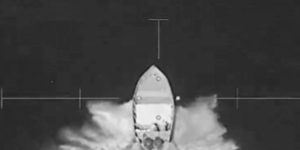 m colorida retirada de vídeo divulgado pelos EUA em que dois barcos são bombardeados no Pacífico