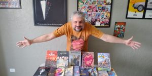 Editor e roteirista Leonardo Melo com edições da Quadrinhópole Divulgacao
