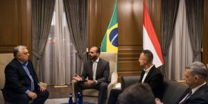 m colorida de Eduardo Bolsonaro com premiê da Hungria