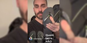 Eduardo Bolsonaro critica Havaianas e joga sandálias no lixo