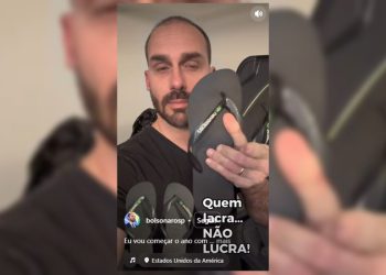 Eduardo Bolsonaro critica Havaianas e joga sandálias no lixo