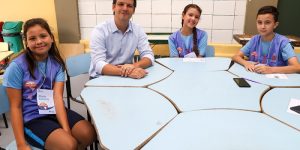 Eduardo Pimentel celebra volta às aulas com alunos