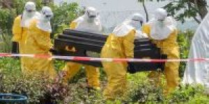 Em-20-de-maio-funcionarios-da-Cruz-Vermelha-carregam-o-caixao-de-uma-pessoa-que-morreu-de-Ebola-em-um-centro-de-saude-em-Rwampara-Republica-Democratica-do-Congo