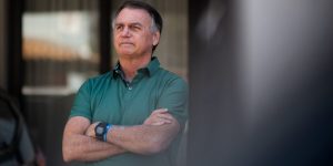 Bolsonaro lê Bíblia enquanto aguarda decisão judicial na PF