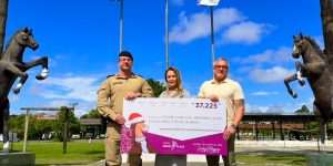 O Tenente Coronel Luiz Rogério de Freitas, da Cavalaria da Polícia Militar do PR, Maró Barreto, presidente da ONG ATPE e Daniel Bueno, superintendente do Jockey Plaza Shopping.