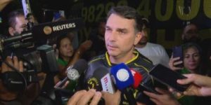 Flávio Bolsonaro em vigília nos arredores do condomínio onde Jair Bolsonaro cumpria prisão domiciliar, em Brasília, 22 de novembro de 2025 • CNN Brasil