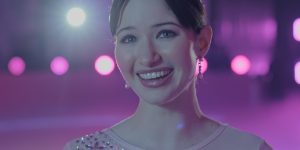 m colorida de Madelyn Keys como Adriana Russo na série Patinando no Amor