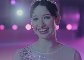 m colorida de Madelyn Keys como Adriana Russo na série Patinando no Amor